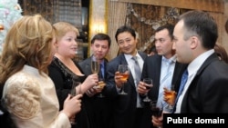 Оксана Малеваная. Вторая слева