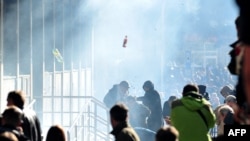 Протестувальники штурмують урядові будівлі в Тузлі