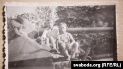 Алесь з другом у Лейпцигу на підбитому танку