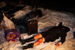 Тіла пасажирів рейсового автобусу, які були вбиті внаслідок ракетного удару російських гібридних сил. Загинуло 12 (за іншими даними 13) людей, ще 18 були поранені. Донеччина, околиця міста Волновахи, 13 січня 2015 року