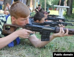 Заняття зі зброєю проводять інструктори з так званого «міністерства держбезпеки» угруповання «ЛНР»
