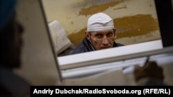 Цей працівник ЧАЕС записує прізвища і видасть дозиметри. І лише після цього впустить в «Укриття». Можливо…