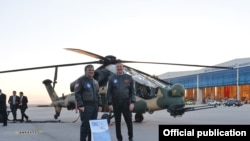 Президент Абдулла Гүл Азребайжан президенти Илхам Алиев менен Түркиянын авиа өнөр жай корпорациясында. 12-ноябрь 2013.