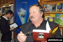 Український поет, лауреат Шевченківської премії Дмитро Кремінь під час відкриття ХІІІ виставки місцевих видавництв «Миколаївська книга-2015» у Центральній міській бібліотеці імені Марка Кропивницького. Миколаїв, 21 квітня 2015 року