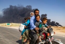 Цивільні мешканці втікають від наступу турецьких військ на переважно курдське за населенням місто Рас-аль-Айн на північному сході Сирії, 16 жовтня 2019 року