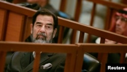 صدام حسین، رئيس‌جمهور پیشین عراق، در دادگاه پس از سرنگونی حکومت بعث