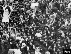 شماری از زنان هوادار آیت‌الله خمینی در یکی از راهپیمایی‌های پیش از انقلاب