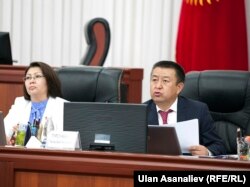 Жогорку Кеңештин спикери Чыныбай Турсунбеков жана вице-спикер Алтынай Өмүрбекова. 2016-жылдын 28-апрели.