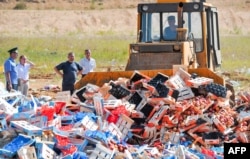 Бульдозер знищує продукти в Росії, ілюстраційне фото