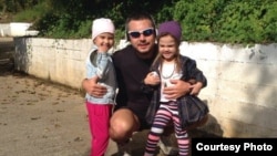 Керим Токаев с дочками. Фото из семейного архива