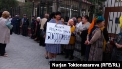 Акция в защиту Албека Ибраимова возле здания Бишкекского горсуда. 17 сентября 2018 года.