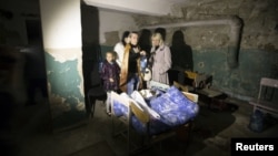 Люди переховуються у підвалі у Донецьку, жовтень 2014 року