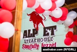 К заведениям, принадлежащим Ресулу Атагелдыеву имеет отношение бывший высокопоставленные чиновник министерства безовпасности, утверждает источник. (фото предоставил источник)