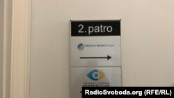 Табличка біля офісу Britico Product у Празі