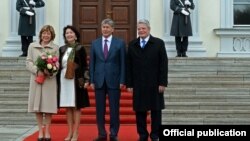 Кыргыз президенти Алмазбек Атамбаев менен Германиянын президенти Йоахим Гаук. Берлин. 1-апрель, 2015-жыл