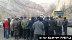 Митингующие.