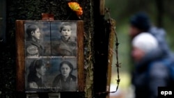 Фотографії жертв Великого терору на місці їхнього таємного поховання на розстрільному полігоні НКВС – Левашовській пустці неподалік від російського Санкт-Петербурга (ілюстраційне фото)