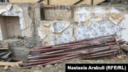 მოსაზღვრე ღობესა და კედელზე ჯერ კიდევ ჩანს ძველი ბინადრების აბაზანისა და საძინებლის ფრაგმენტები.