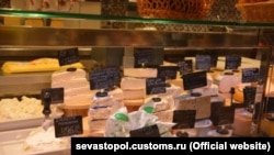 Підсанкційні продукти в магазині Севастополя, архівне фото