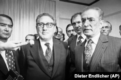 محمدرضا پهلوی، شاه ایران، و هنری کیسینجر درکنفرانس خبری در گراند هتل در زوریخ سوئیس، ۱۹۷۵