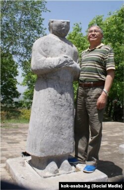 Макелек Өмүрбай КЭРдин Шэнси вилайетиндеги Цяньлин (Чиаң-лиң) көрүстөнүндө айкелдин жанында.