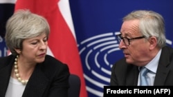 Мэй жана Юнкер.