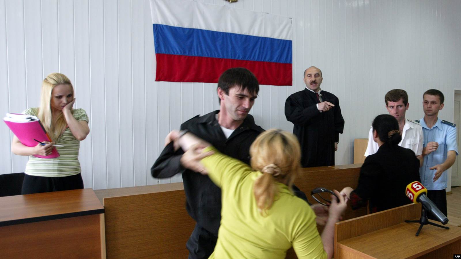  Оқиғадан зардап шеккен адамдардың туыстары "теракт кезінде әрекетсіздік танытты" деп айыпталған милиционерлерді амнистияға іліктірген сотқа наразылық танытып тұр. 2007 жыл. 