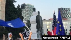 Protestuesit bartin statujën prej letre të kryeministrit Rama