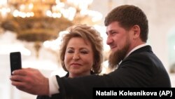 Рамзан Кадыров Орусиянын федералдык жыйынынын Федерация кеңешинин төрайымы Валентина Матвиенко менен селфи кылууда.
