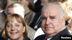 Angela Merkel i Helmut Kohl, nekadašnji njemački kancelar, na proslavi 10 godina od ujedinjenja Njemačke u Berlinu 27. septembra 2000. Kohl je preminuo 16. juna 2017.