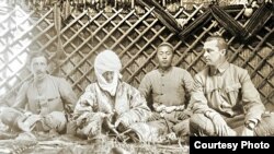 Саякатчы жана Финляндиянын болочоктогу президенти Карл Густав Эмиль Маннергейм жана франсуз чыгыш таануучусу Поль Пеллио Курманжан датканын өргөөсүндө. Солдон оңго карай: Поль Пеллио, Курманжан Датка, небереси жана Густав Маннергейм. 1906-жыл