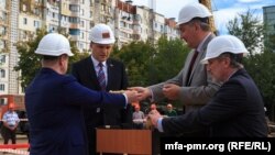Fostul lider de la Tiraspol Evgheni Şevciuk (stânga) şi ex-vicepremierul rus Dmitri Rogozin (centru), inaugurând lucrările unei construcții la Tiraspol. 05.09.13
