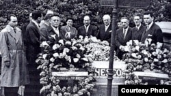 În 1956, delegația din România la mormîntul lui George Enescu de la Paris