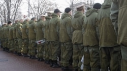 «Афганці» повернулися спиною до президента Віктора Януковича, коли той прибув покладати квіти, Київ, 15 лютого 2012 року