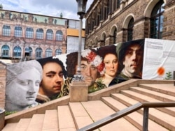 Дрезденський Цвінґер. Вхід до галереї. З лівого боку недореставрована стіна завішена величезною світлиною