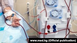 Гемодиализ процедурасын алып жаткан бейтап. Бишкек. Архив.