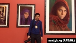 "Азаттыктын" фотокабарчысы Улан Асаналиев Мамлекеттик Эрмитаждагы америкалык фотожурналист Стив Маккаринин сүрөт көргөзмөсүндө. 19-ноябрь,2015-ж. Санкт-Петербург.