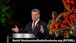 Президент України Петро Порошенко під час акції «Перша хвилина миру» у День пам’яті та примирення. Київ, 8 травня 2016 року