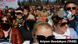 Protesters block a road to a controversial garbage dump near the town of Volokolamsk.