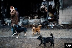 Біля згорілого магазину в Київському районі Донецька