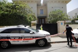 Ізраїльський поліцейський огороджує територію біля будинку посла Китаю в Ізраїлі Ду Вея в передмісті Тель-Авіва, 17 травня 2020 року