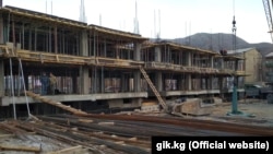 Во время строительства многоэтажного дома в Нарыне по заказу Госипотечной компании. Апрель 2018 года.