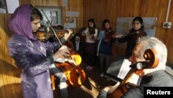 Muzikantë afganë...