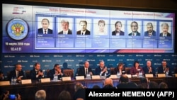 Орусиянын БШКсынын мүчөлөрү шайлоонун баштапкы жыйынтыктарын чыгарып жаткан учур. 19-март, 2018-жыл.