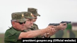 Приднестровский лидер Вадим Красносельский (на первом плане) во время военных учений