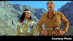 Scenă de film cu actorii Piere Brice și Lex Barker