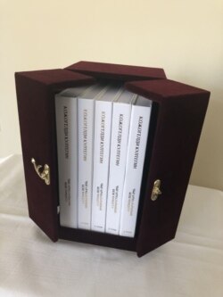 Акын Кожогелди Култегиндин китептери.