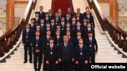 Президент Таджикистана Эмомали Рахмон c футболистами юношеской сборной страны. 11 октября 2018 года