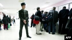 Aşgabat halkara aeroportunda howpsuzlyk işgäri we ýolagçylar (Illýustrasiýa suraty)