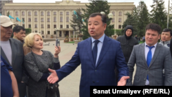 Аким Уральска Мурат Мукаев (в центре) призывает собравшихся на несанкционированную акцию в поддержку политзаключенных пройти для разговора в акимат. Уральск, 10 мая 2018 года.